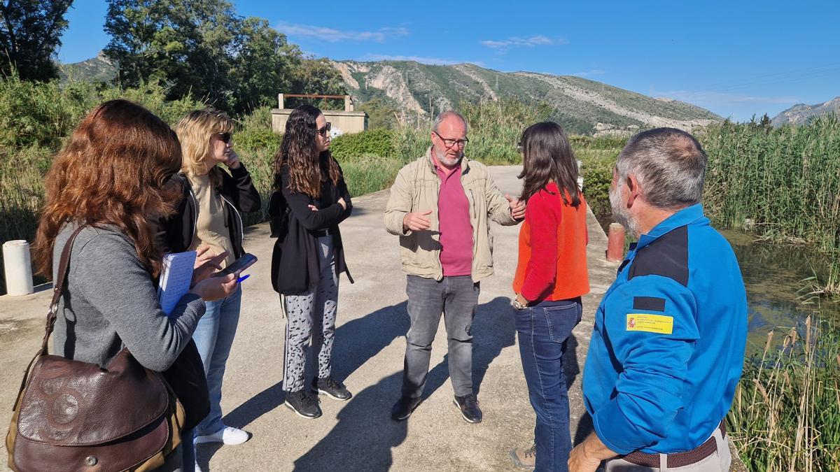 El alcalde de Xeraco, Avelino Mascarell, y la comisaria de aguas, Cristina Sola, con otras personas, en el cauce del Vaca.