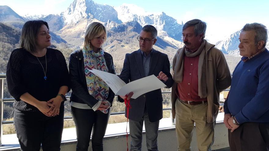 Por la izquierda, Maria Santos Varela, teniente-alcalde de Ponga; Marta Alonso, alcaldesa del concejo; Hugo Morán, secretario de Estado de Medio Ambiente; Rafael Fernández, director-conservador del parque y gestor de la reserva, y Eduardo Rivero, concejal de Ponga.