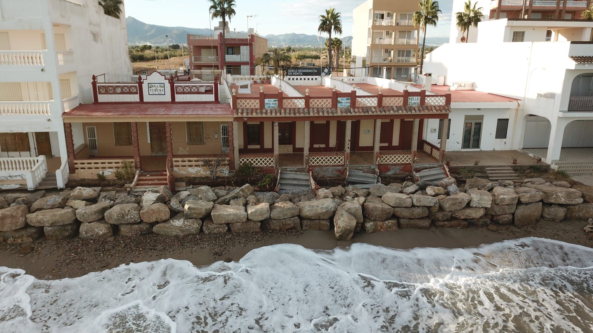 Panorámica con dron de cómo ha quedado el dique que ha construido Nules para proteger su costa