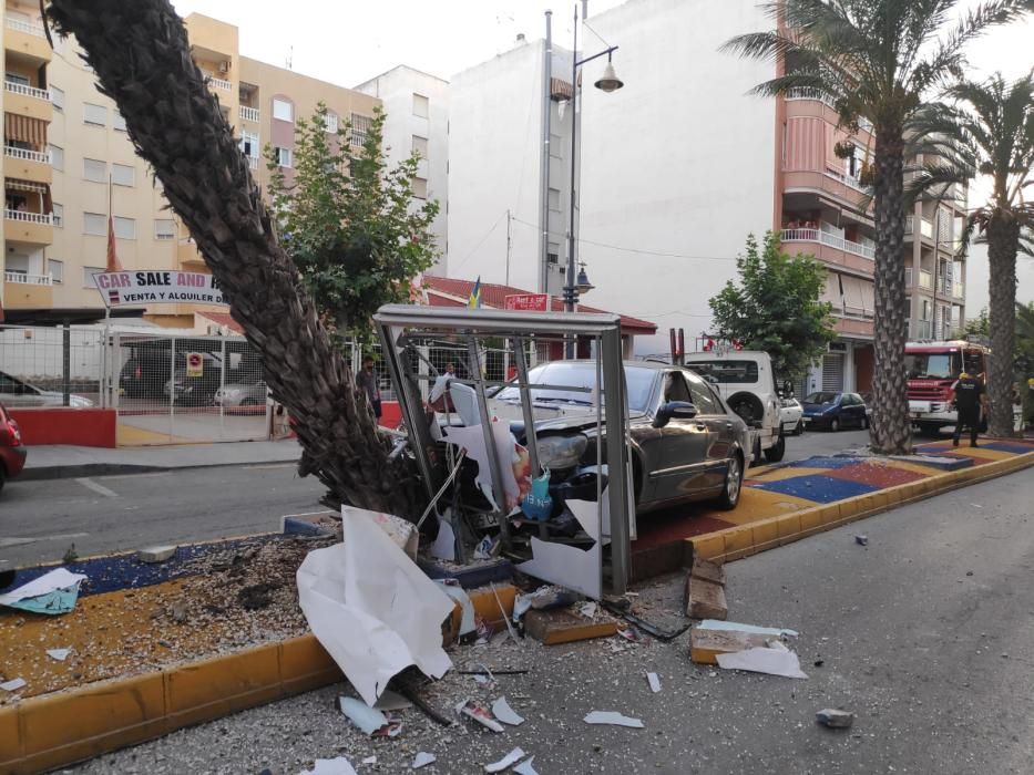 El conductor ha perdido el control del vehículo cuando enfilaba la avenida desde la curva del palangre, por causas que se investigan