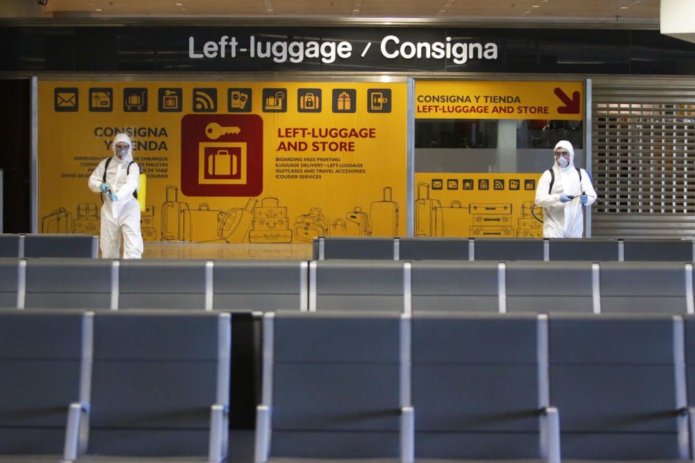 Efectivos de la UME, en el Aeropuerto.