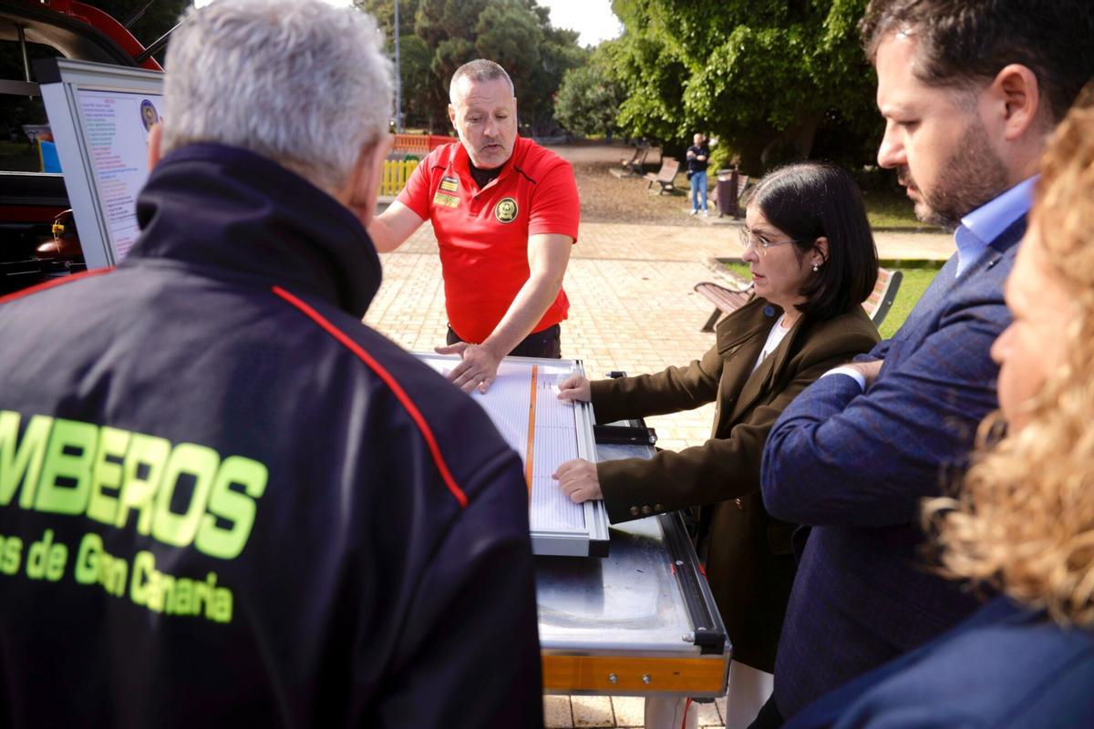 La alcaldesa, Carolina Darias, y el concejal de Seguridad, Josué Íñiguez, en la zona de carga del nuevo vehículo de mandos.