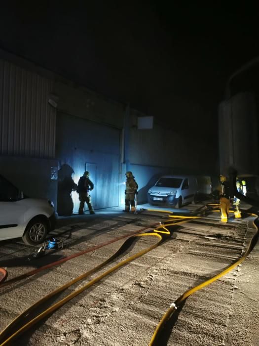 Feuer in einer Werkhalle im Gewerbegebiet Can Valero