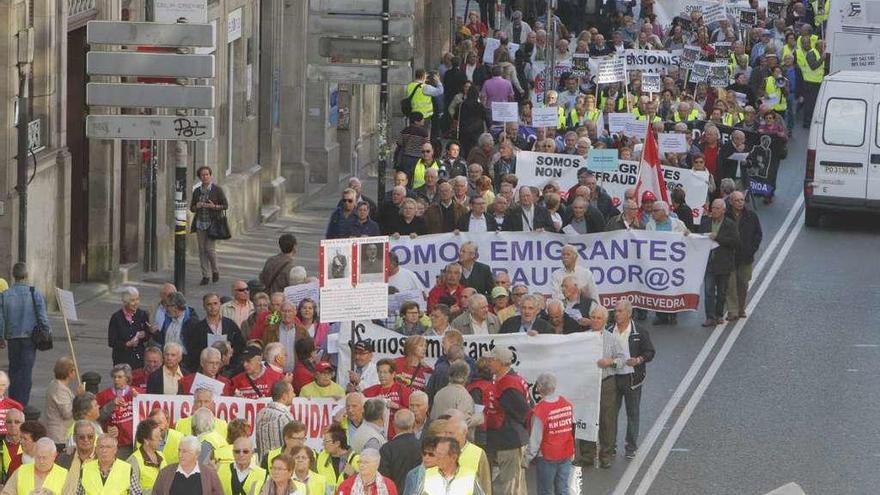 Protestas de emigrantes retornados a Galicia por el rastreo de Hacienda a sus pensiones del extranjero.