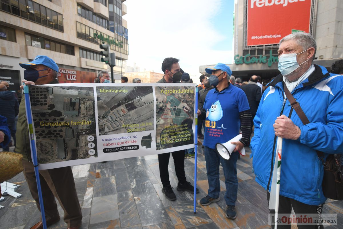 Miles de agricultores y ganaderos toman las calles de Murcia