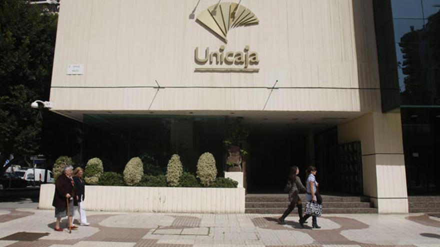 Fachada de la sede de Unicaja en Málaga capital.