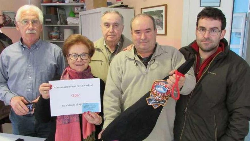 &quot;La Dársena&quot; de Llanes entrega su cesta de Navidad