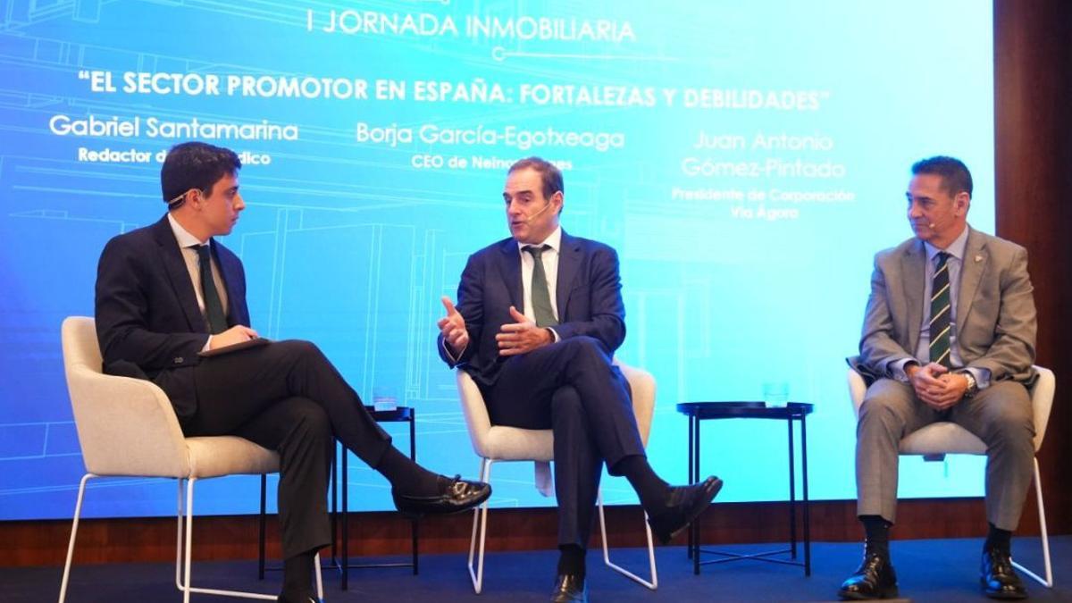 Borja Garcíaa-Egotxeaga (Neinor Homes), junto a Juan Antonio Gómez-Pintado (Corporación Vía Ágora)