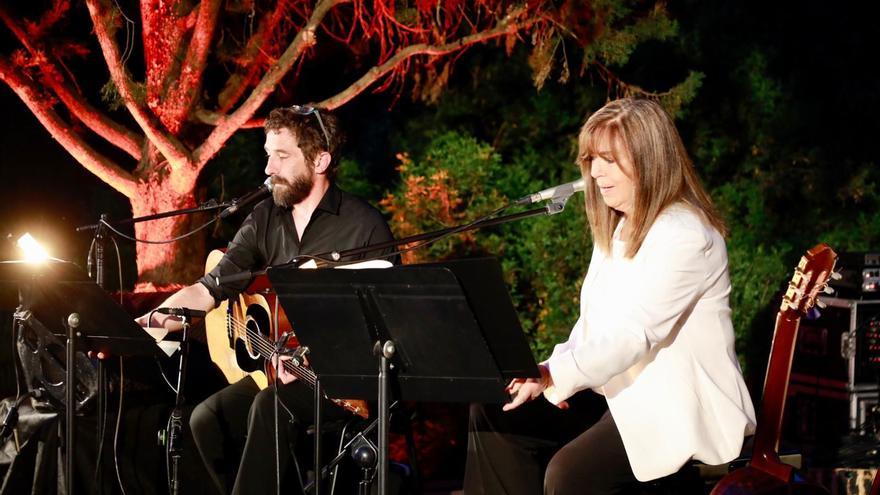 Maria del Mar Bonet invoca a Damià Huguet en Campos