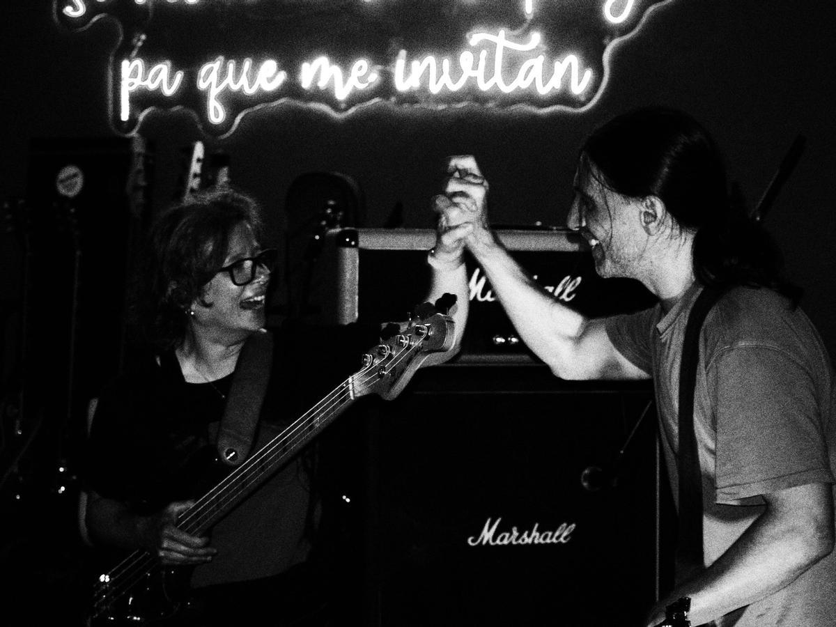 Músicos solidarios durante la Rock Jam por Palestina en la sala Summun.