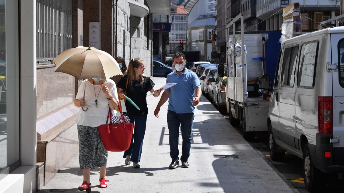 Una mujer se protege del sol con un paraguas en A Coruña.