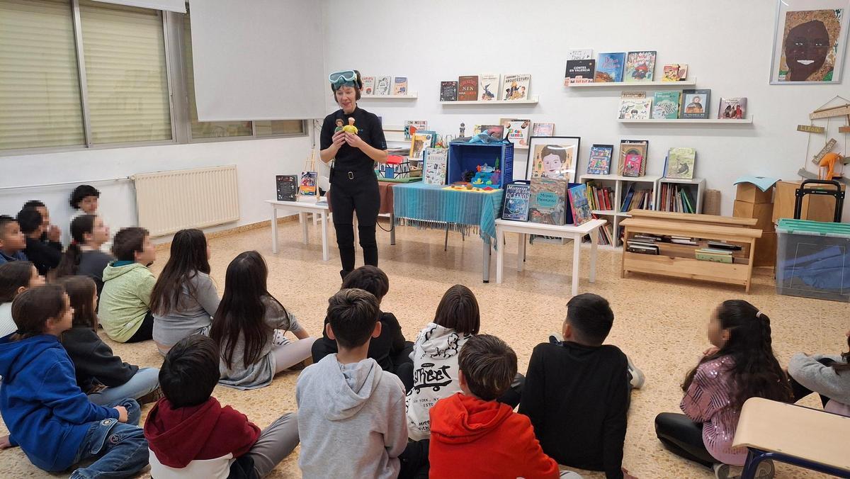 L'activitat 'Amb C de Científiques' pretén incentivar les vocacions entre l'alumnat i, de manera especial, entre les xiquetes.