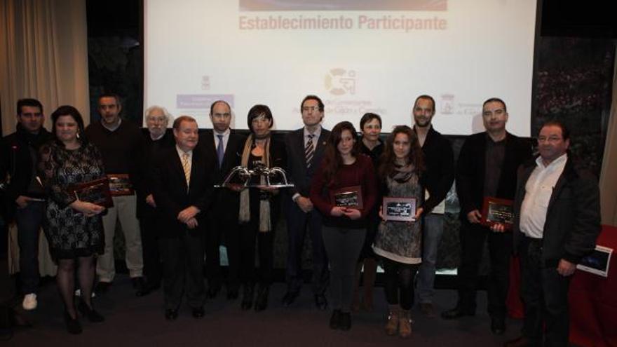 Foto de familia de todos los premiados de este año, acompañados de Carmen Moriyón, alcaldesa de Gijón, y Severino García Vigón, presidente de FADE.