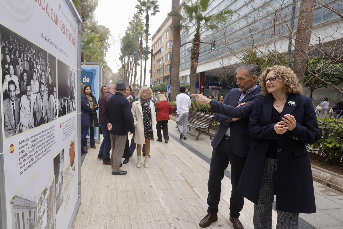 Francisco Bartual y Amparo Folgado observan un panel de la exposición.