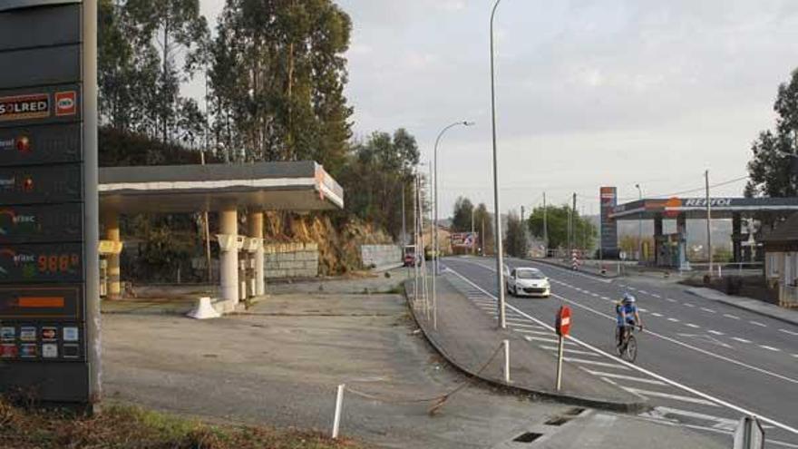 La estación de servicio está situada en la zona de Carballal.  // Ricardo Grobas