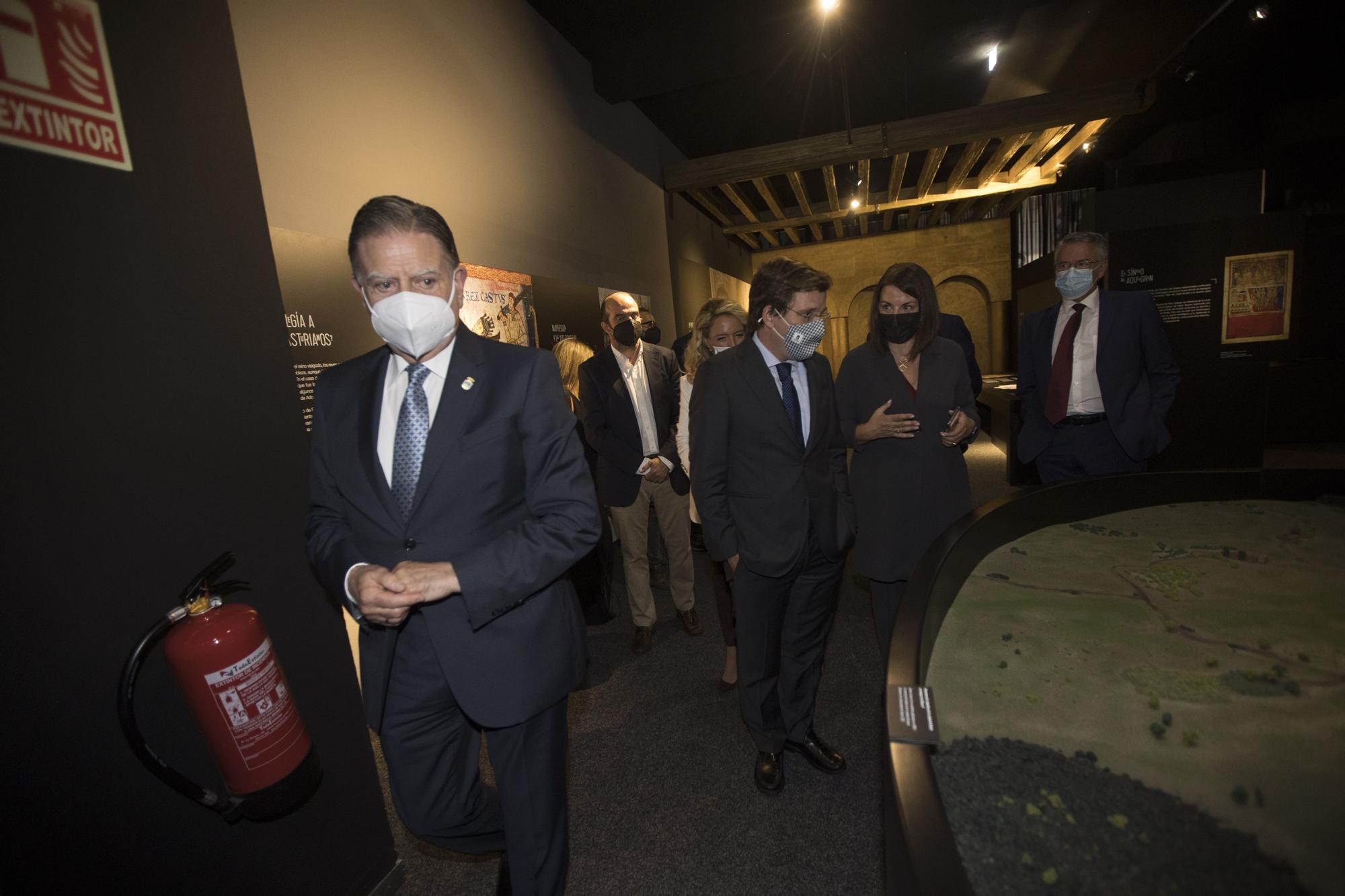 El alcalde de Madrid visita la exposición de LA NUEVA ESPAÑA "Camino Primitivo. Oviedo"