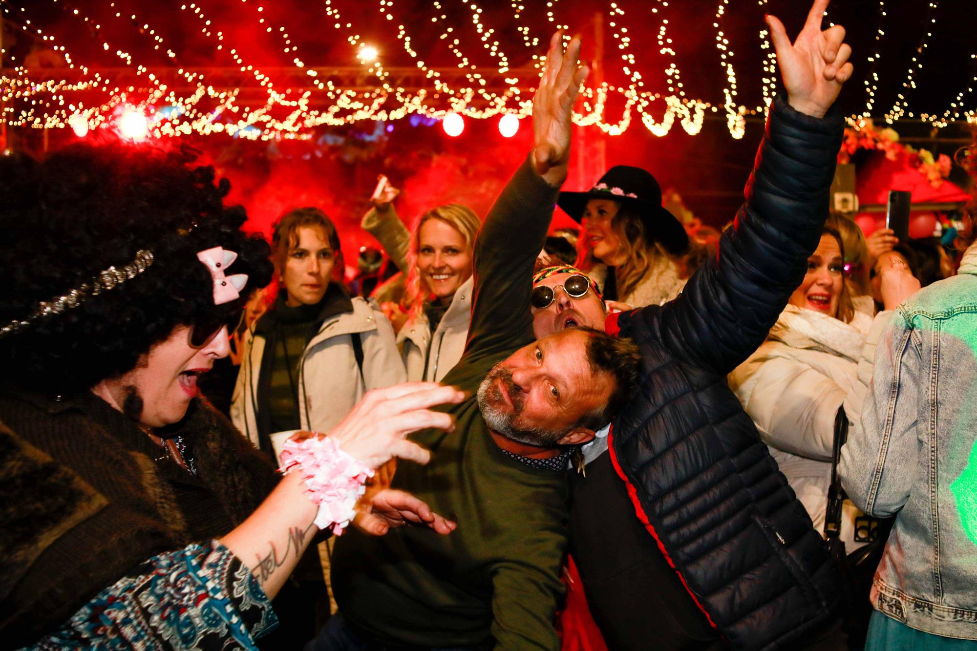 Encuéntrate en nuestra galería de fotos de la fiesta Flower Power de Sant Antoni