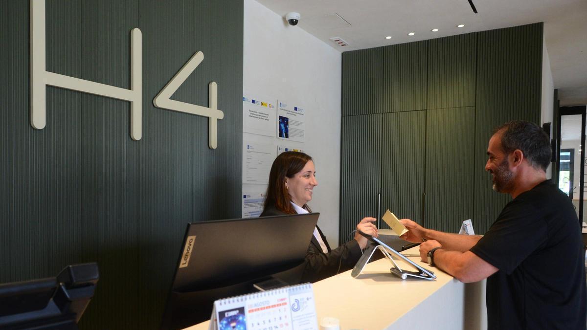 Atención, este martes, en la recepción del Hotel H4 de Darbo.