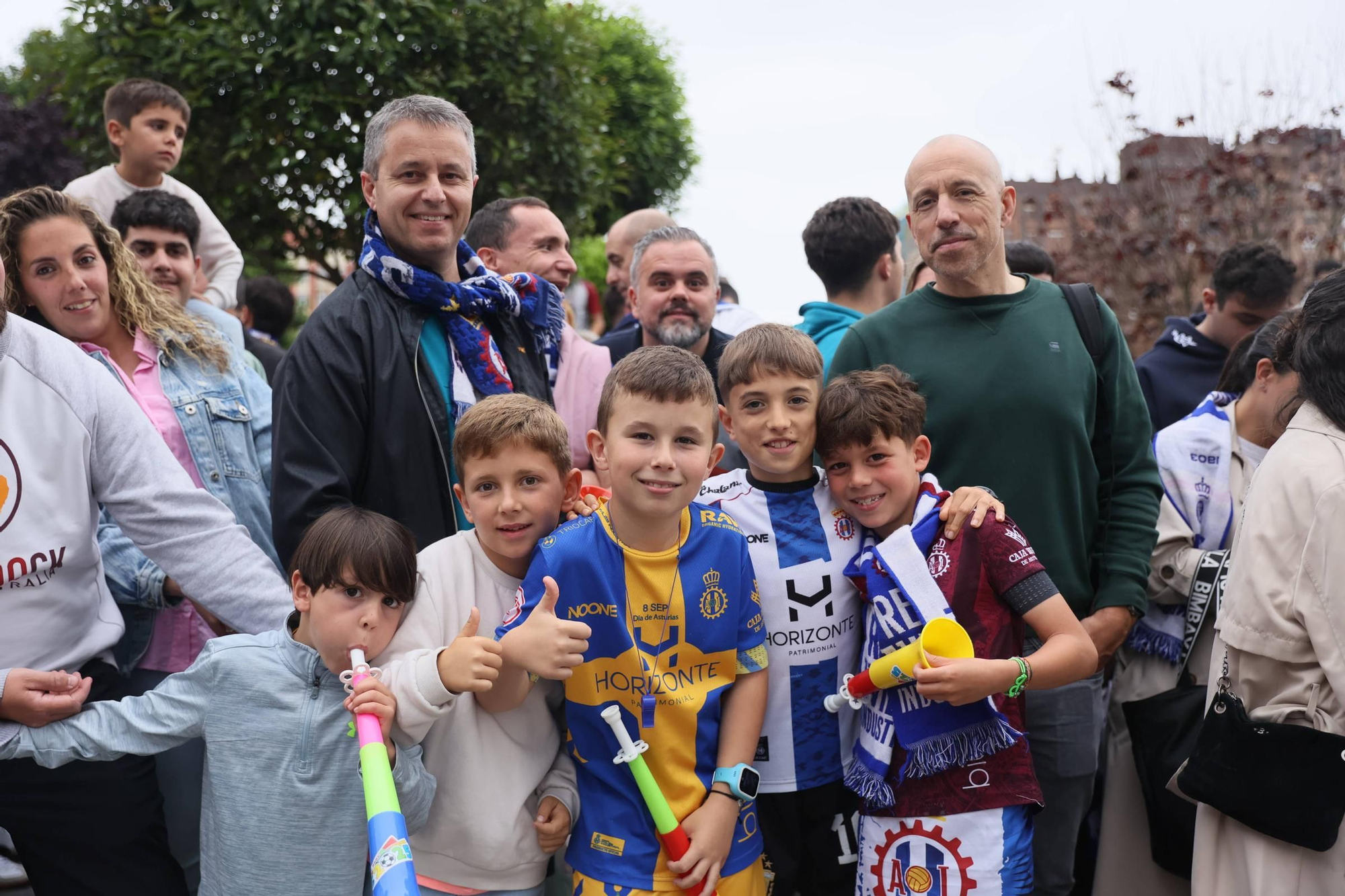 EN IMÁGENES: Avilés se tiñe de blanquiazul para la final por el ascenso ante el Rayo Majadahonda