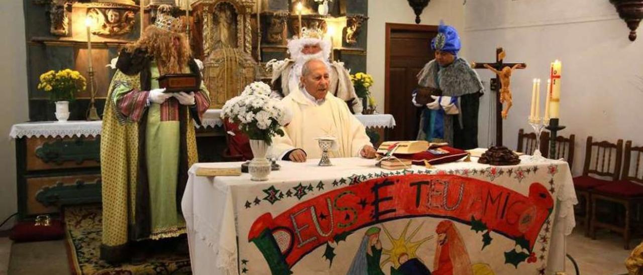 José Mato oficiando la Misa de Adoración al Niño Jesús de Manduas del año pasado. // Bernabé/Gutier