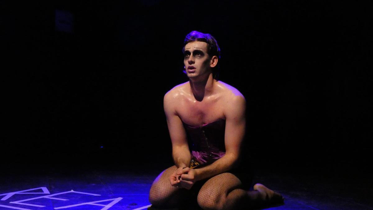 Pol Formatjé durant una escena d'una actuació teatral