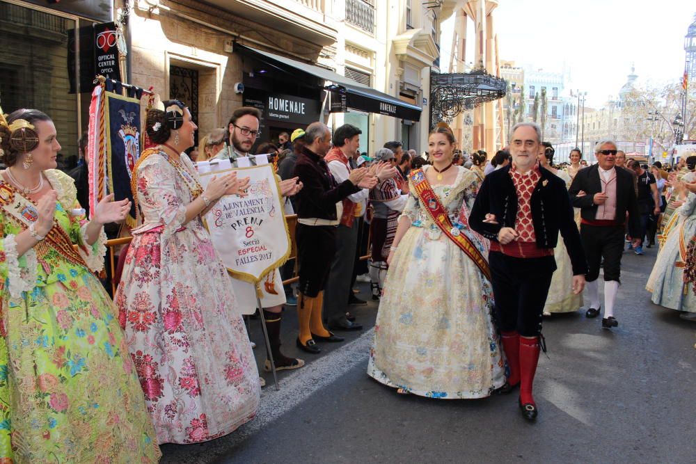 Recogida de premios de las comisiones falleras