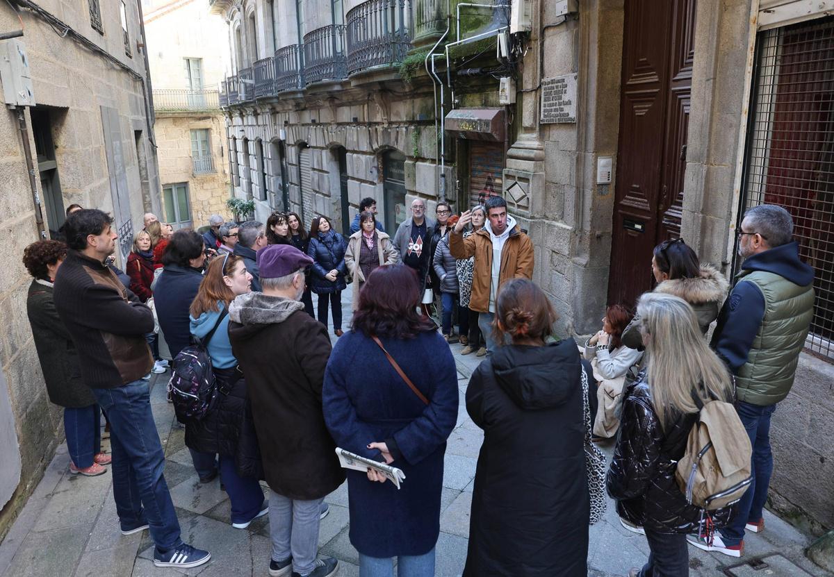 Un dos momentos do roteiro por lugares relacionados con Rosalía de Castro en Vigo.