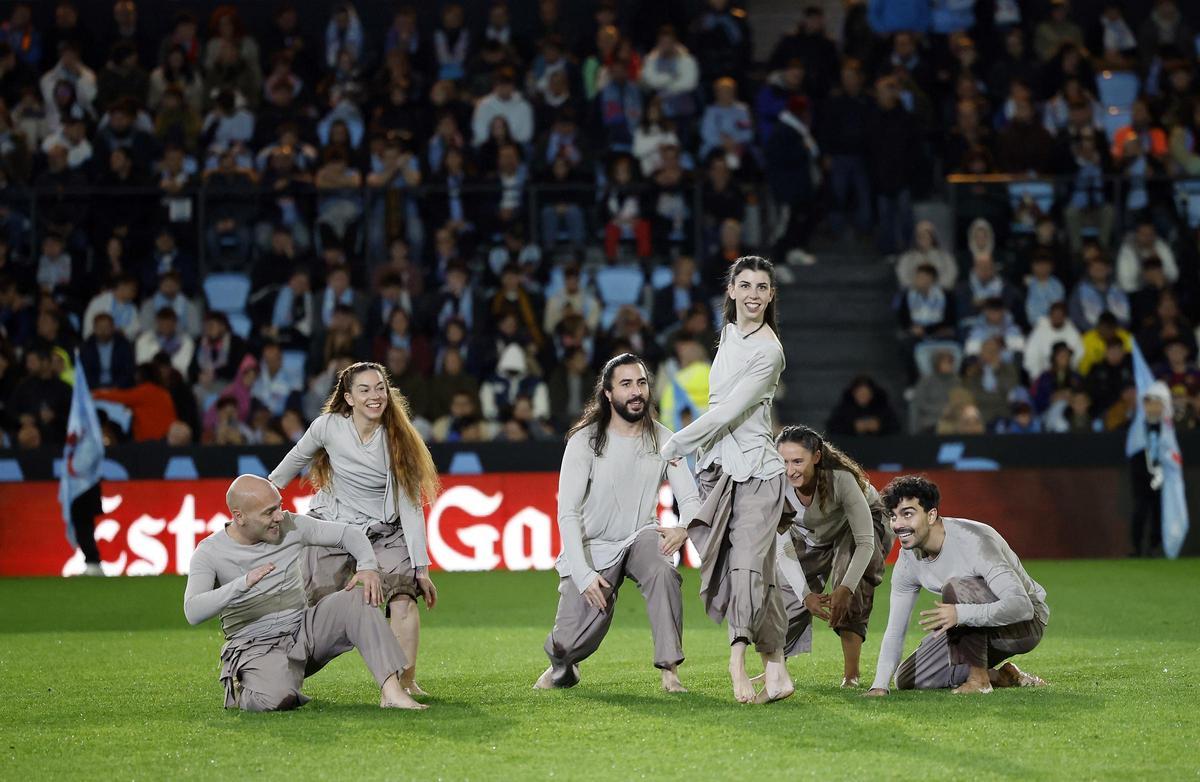 Bailarines del grupo Nova Galega de Danza con la actuación Leira