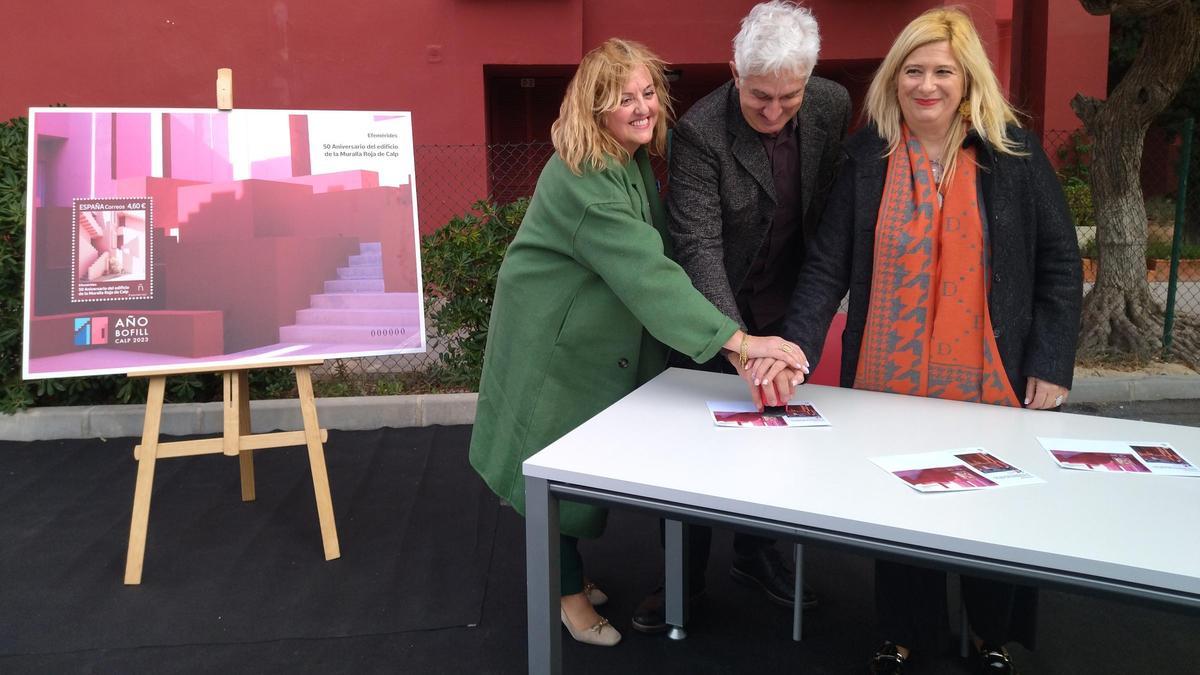 Leire Díez, a la derecha, al cuñar el sello de la Muralla Roja