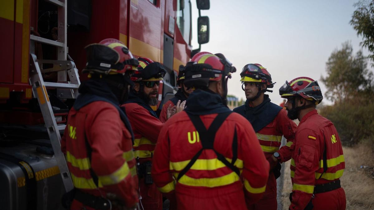 Tres bomberos heridos durante las labores de extinción del incendio forestal de Huelva