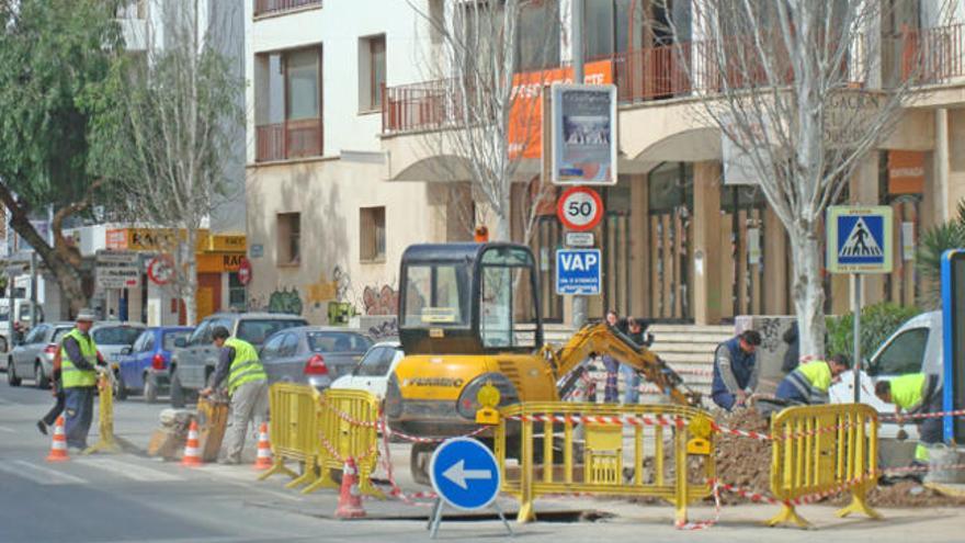 Operarios de Aqualia arreglan una fuga de agua en la avenida de Isidor Macabich, en una imagen de archivo.