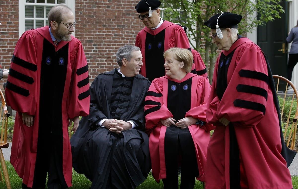 La canciller alemana, Angela Merkel ha recibido el doctorado Honoris Causa en Derecho, durante la ceremonia de graduación del curso 386 de la Universidad de Harvard, este jueves en Cambridge (Estados Unidos)