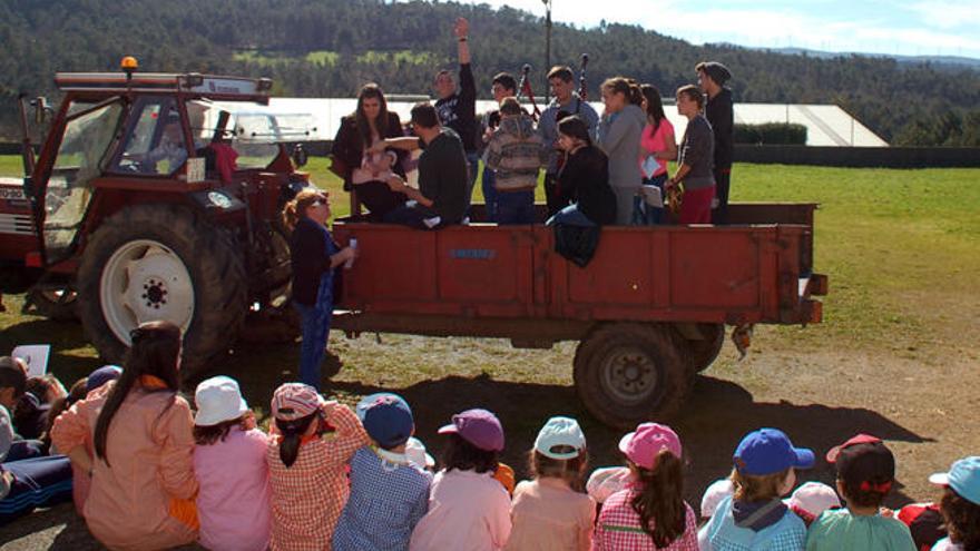 Os alumnos do instituto, en tractor, preparan unha das súas regueifas diante dos nenos.