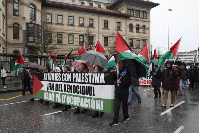 La manifestación bajo la lluvia en Gijón por Palestina, en imágenes