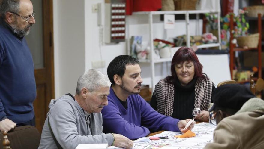 Persones acollides fent un taller al Convent dels Franciscans, a la Bisbal d&#039;Empordà.