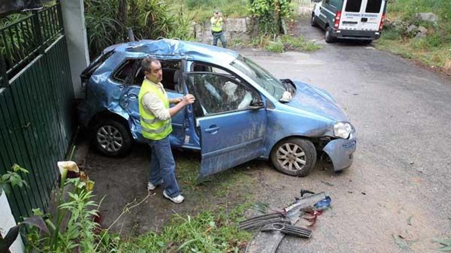 Estado en el que quedó el vehículo accidentado en Tomiño, en el que viajaba el joven herido.  // Nick