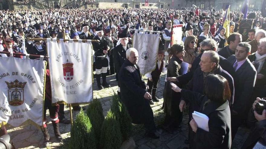 Manuel Fraga, en la plaza del Obradoiro en 2001, con grupos de gaitas de Galicia que le rindieron homenaje. // Víctor Echave