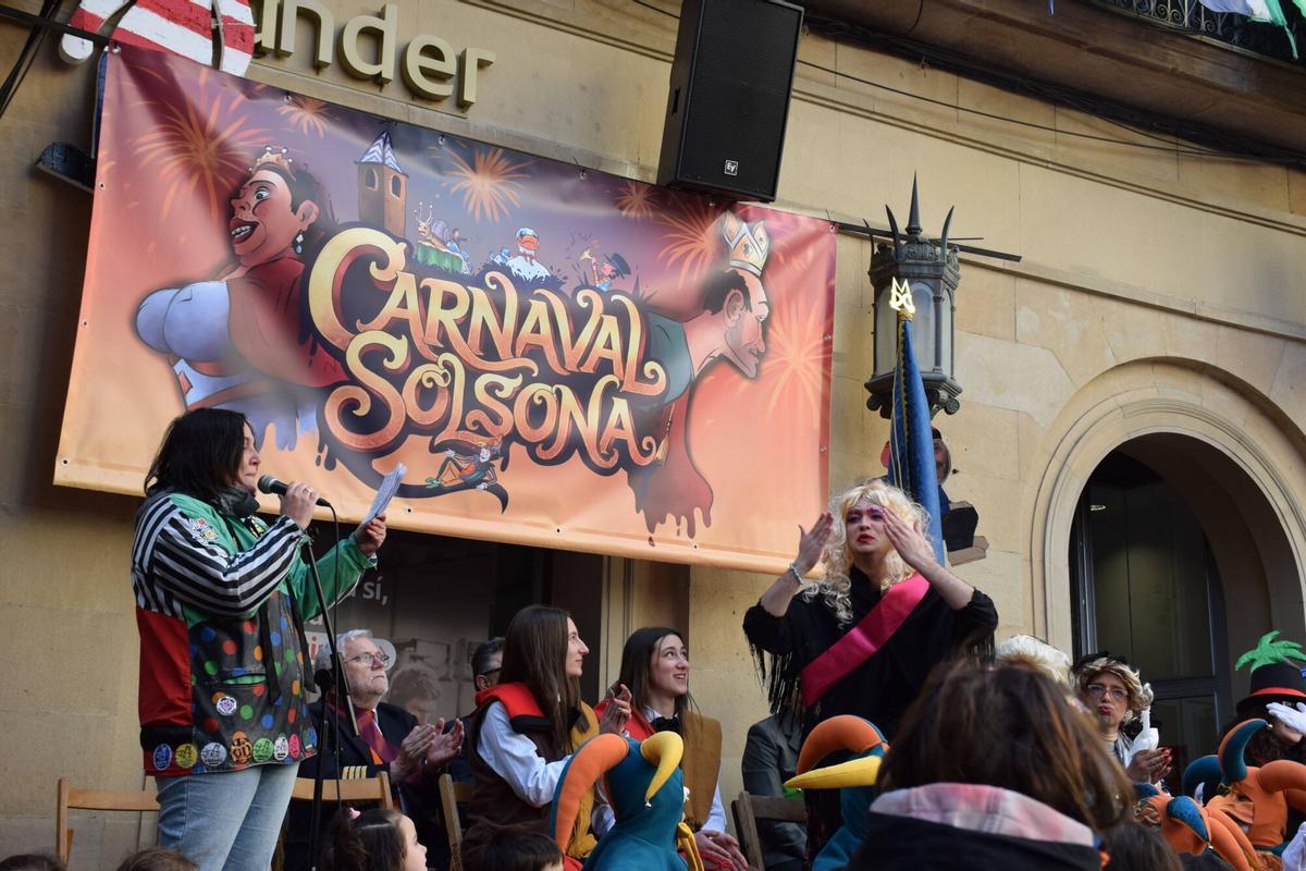 La sermonaire de Solsona reparteix a tort i a dret el matí de diumenge de Carnaval