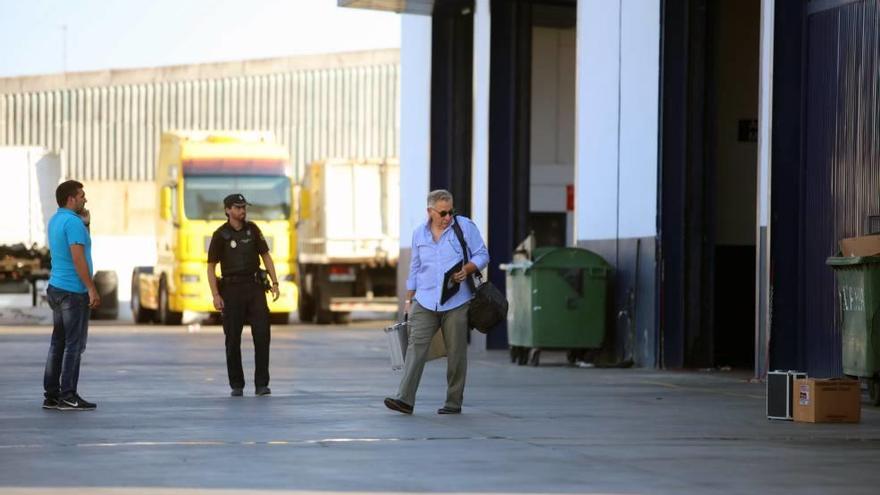 Investigadores, ayer en el taller donde ocurrió el siniestro laboral en el polígono de Son Castelló.