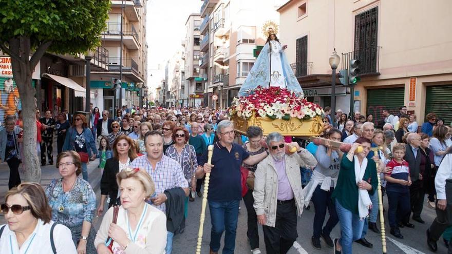 La Virgen de la Salud acompañada de un gran número de fieles en Alcantarilla.