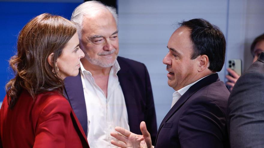 El president Juanfran Pérez Llorca conversa con Esteban González Pons, este lunes en la sede nacional del PP en Madrid.