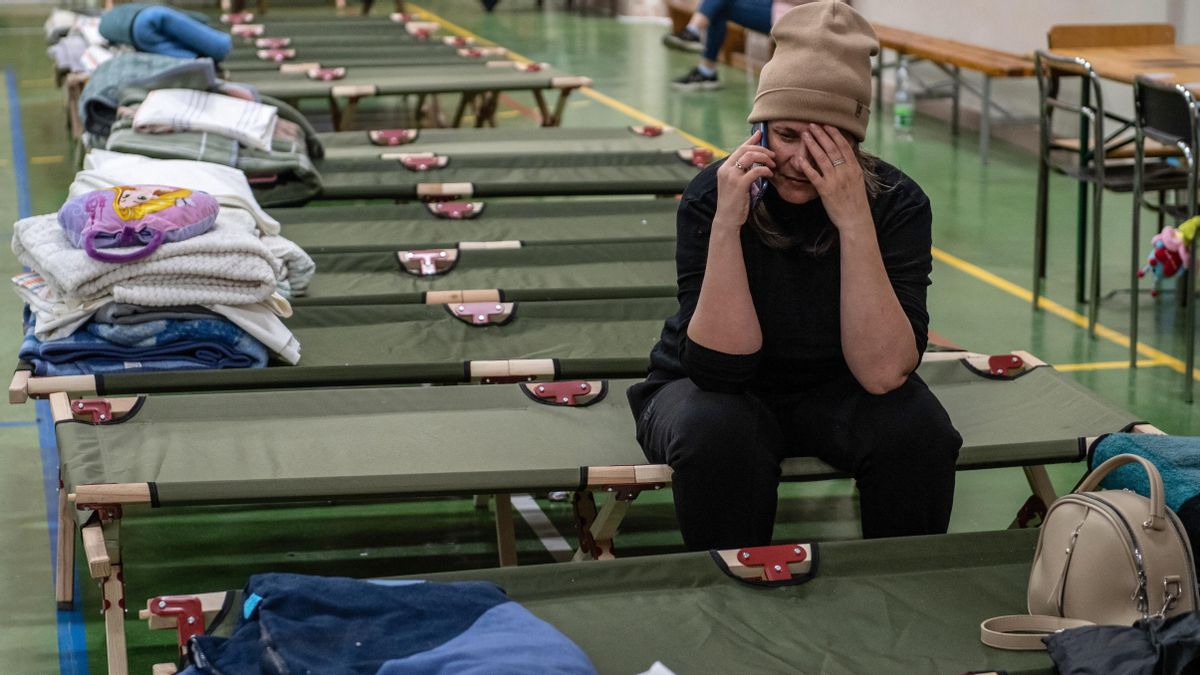 Una mujer ucraniana en un centro de acogida de refugiados en Zamosc (Polonia).