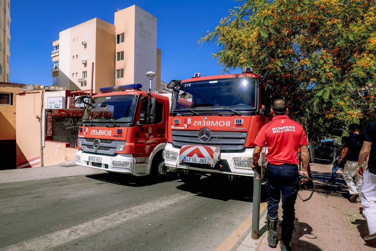La Guardia Civil inspecciona el apartamento donde comenzó el incendio en Magaluf en busca de pruebas