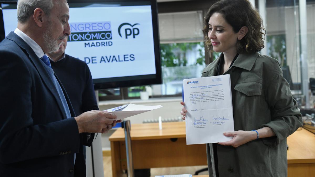Isabel Díaz Ayuso posa con los avales a su candidatura para presidir el Partido Popular de Madrid.