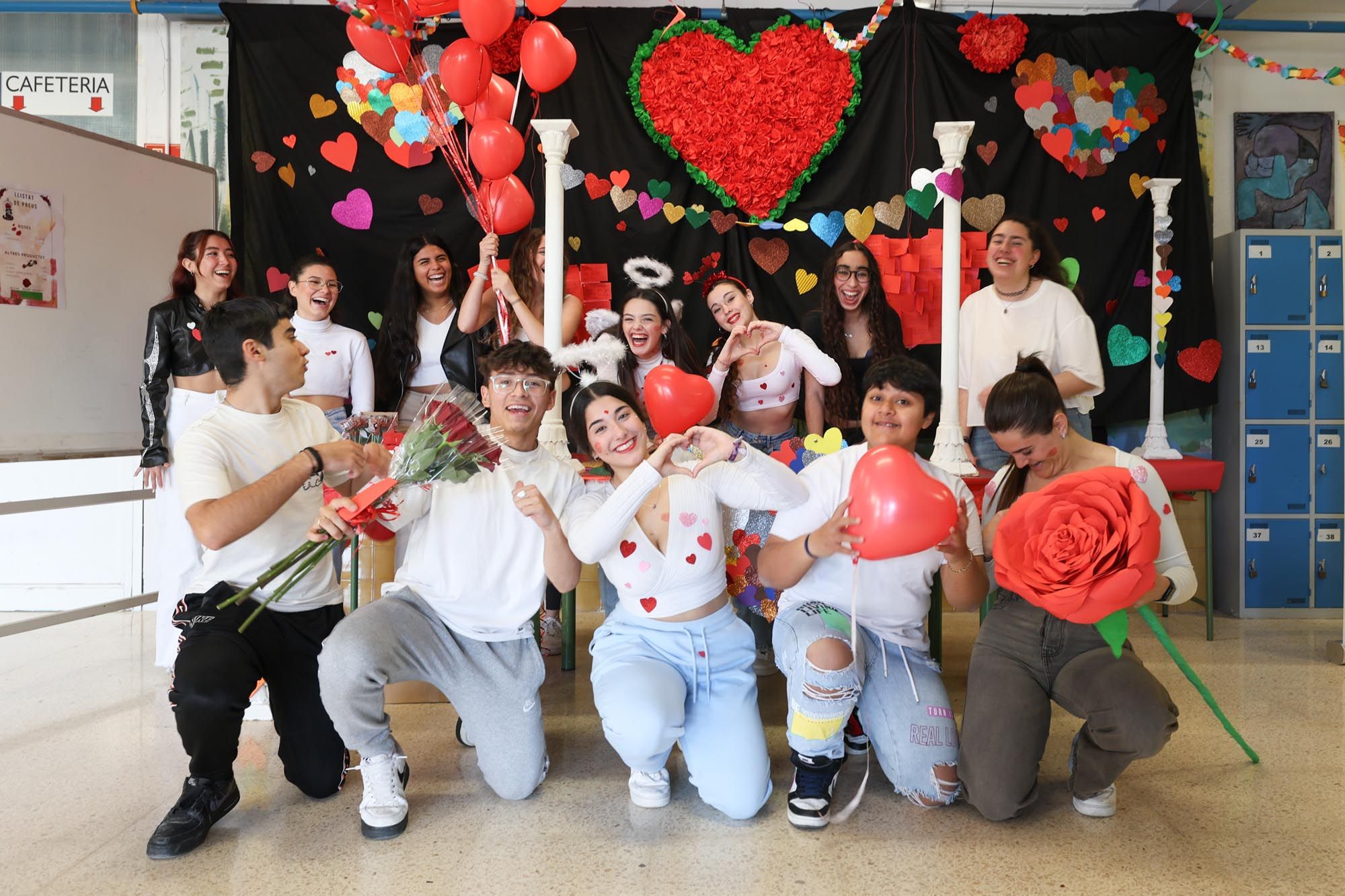 Alumnos de sa Blanca Dona venden rosas por San Valentín