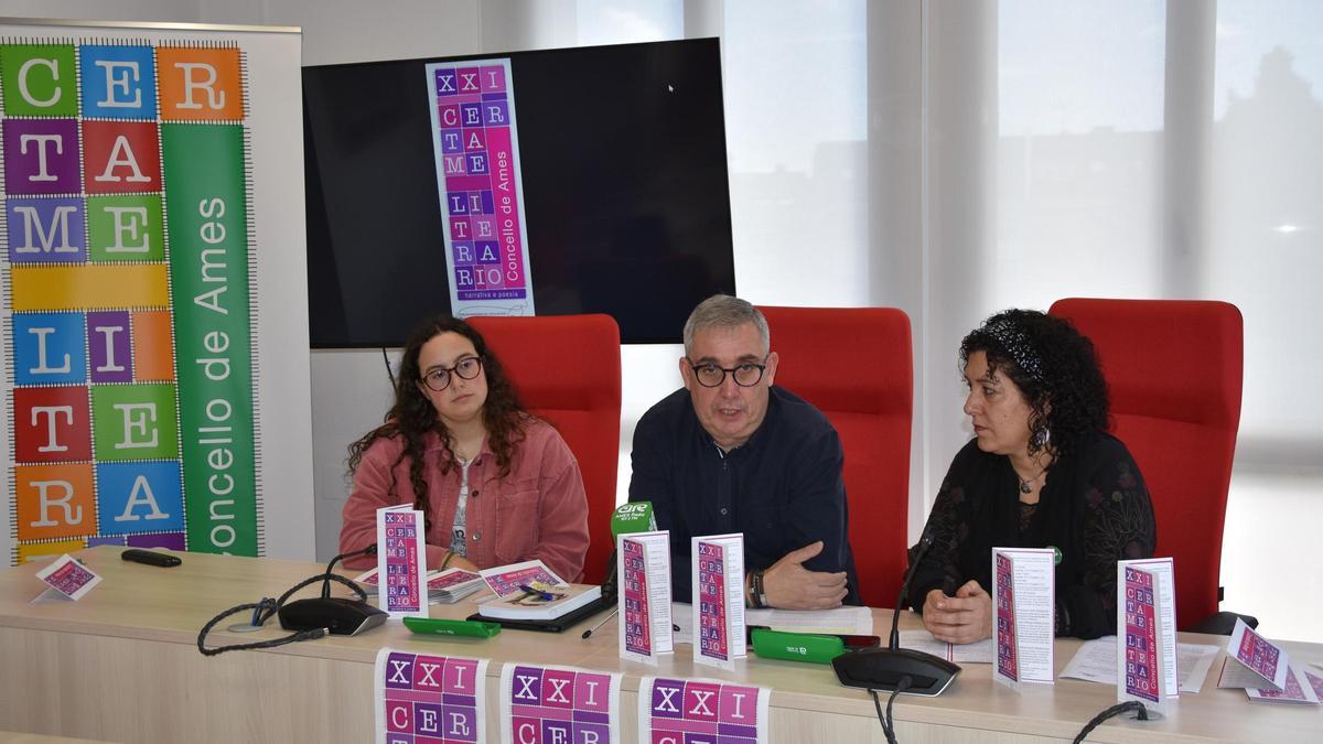 Raquel Barbeito, esquerda, con Blas García e Rosa Moreira na presentación dos certames literarios amesáns