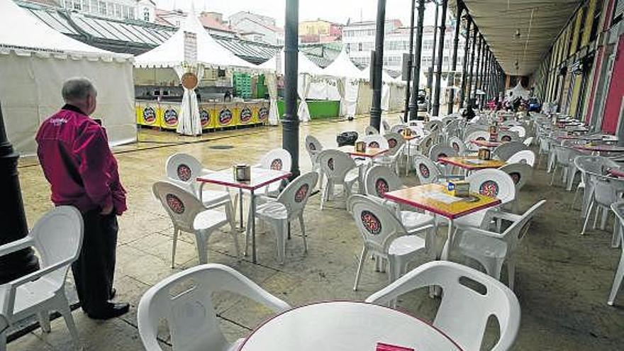 Puestos de comida y bebida en la plaza de abastos, ayer, con poco público.