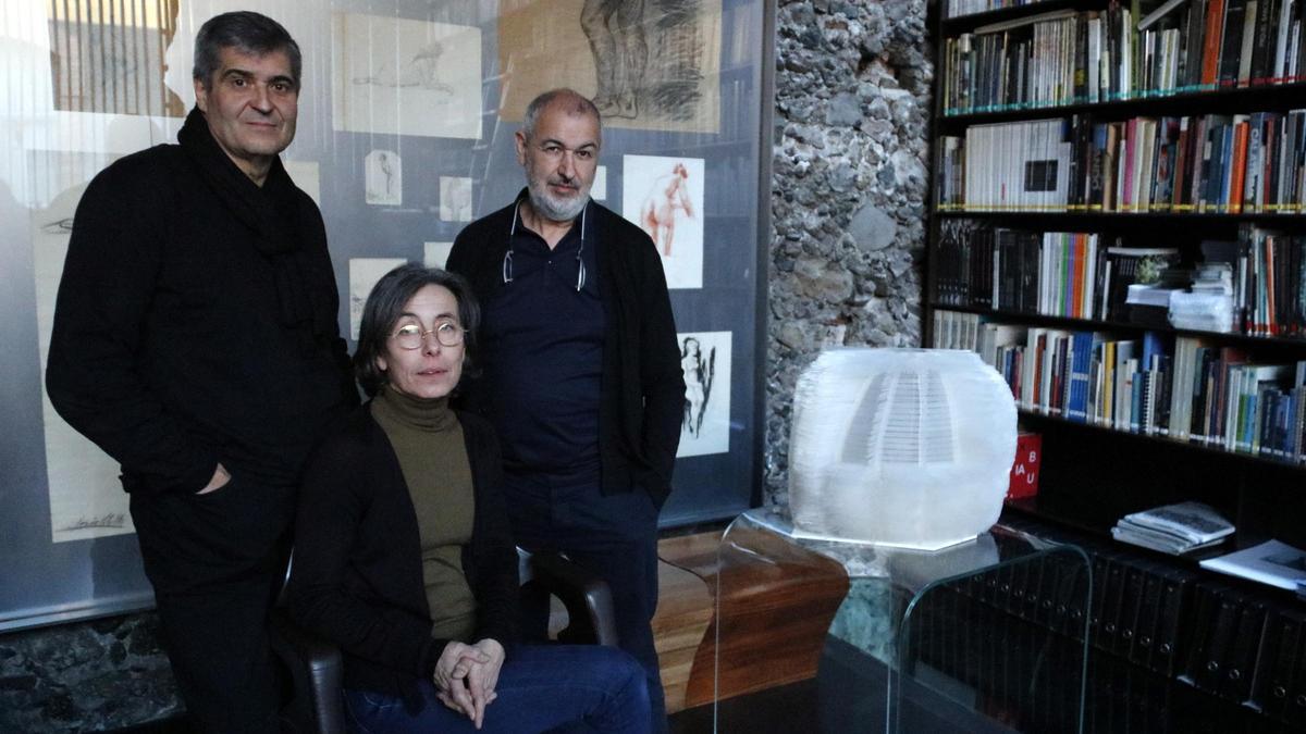els artífexs d'RCR Arquitectes, Rafael Aranda, Carme Pigem i Ramon Vilalta, al seu despatx d'Olot, en una imatge d'arxiu.