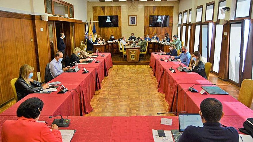 Un momento del Pleno en el Cabildo. | | E.D.