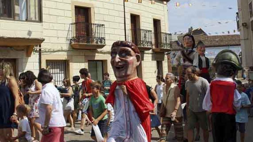 Los alcañizanos acompañan a los gigantes y cabezudos en su pasacalles por la villa.